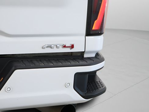 Used 2024 GMC Sierra 2500 AT4 w/ AT4 Premium Plus Package AWD/4WD image 10