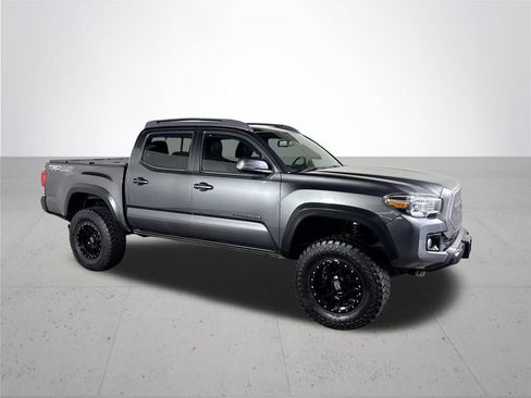 Used 2017 Toyota Tacoma TRD Off-Road w/ Tow Package (A/T) image 4