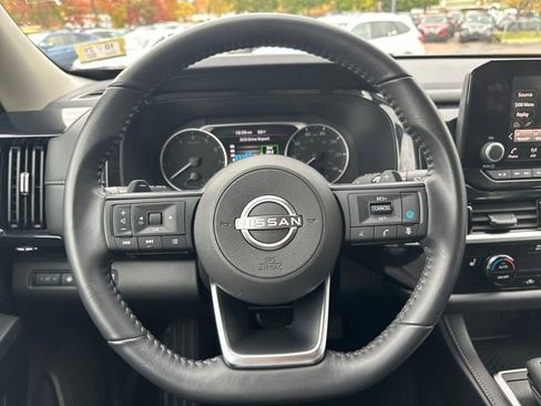 Used 2025 Nissan Pathfinder SV image 13