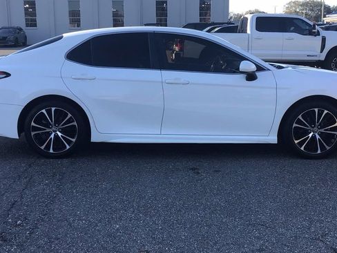 Used 2018 Toyota Camry SE image 4