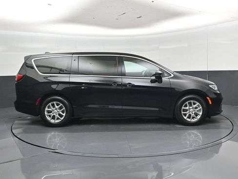 Used 2026 Chrysler Pacifica Select FWD image 2