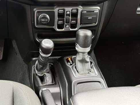Used 2023 Jeep Gladiator Sport AWD/4WD image 22