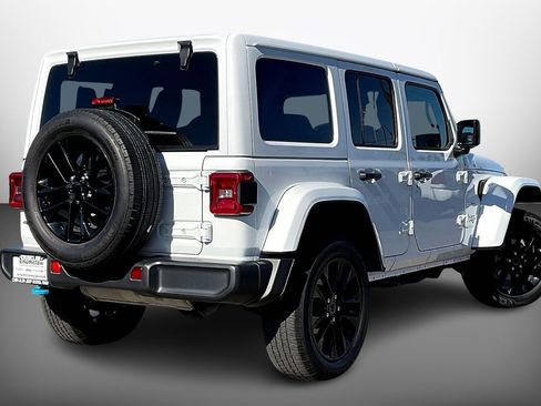 Used 2024 Jeep Wrangler Unlimited Sahara image 12
