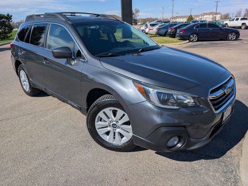 Used 2019 Subaru Outback 2.5i Premium image 3