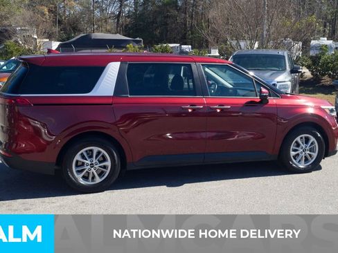 Used 2024 Kia Carnival LX image 4