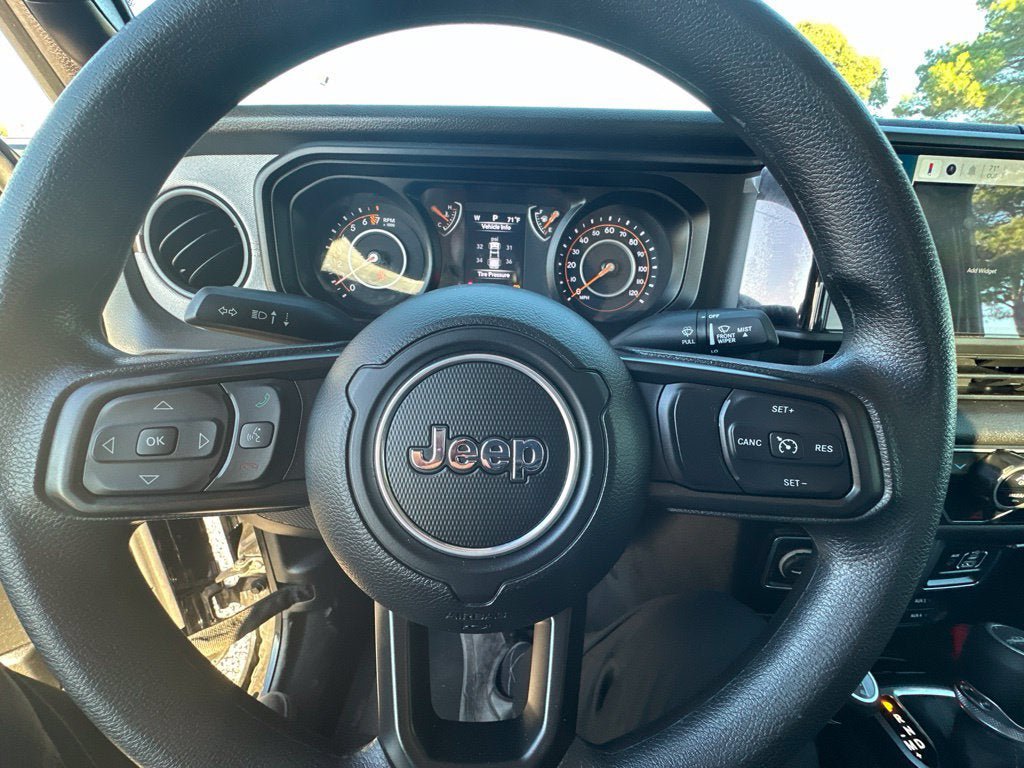 Used 2025 Jeep Gladiator Sport AWD/4WD image 10