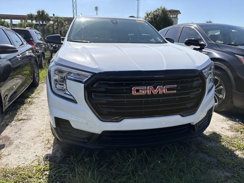 Used 2024 GMC Terrain SLE w/ Driver Convenience Package FWD image 7