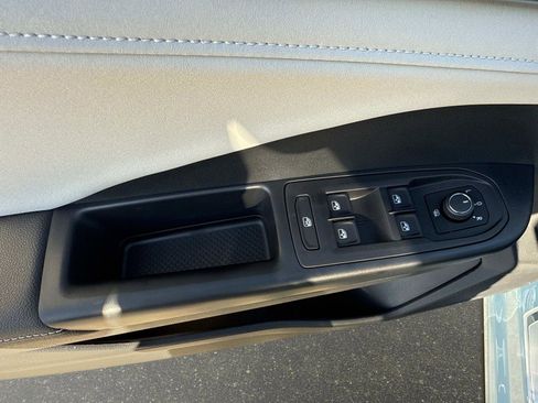 Used 2025 Volkswagen Taos SEL image 19