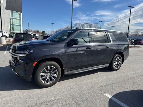 Used 2024 Chevrolet Suburban LT w/ Luxury Package image 2