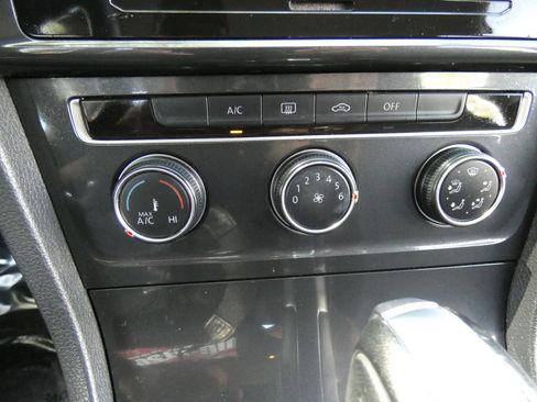 Used 2018 Volkswagen Golf S image 61