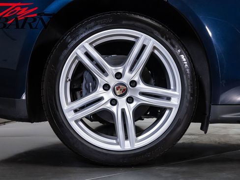 Used 2022 Porsche Panamera 4 Platinum Edition AWD/4WD image 15