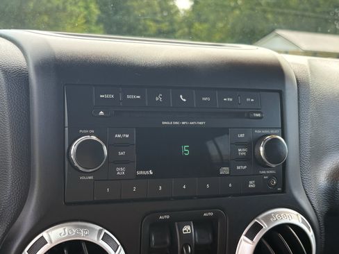Used 2015 Jeep Wrangler Unlimited Sahara w/ Connectivity Group AWD/4WD image 11