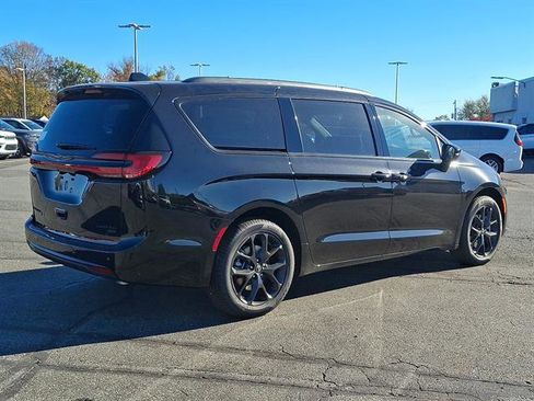 New 2026 Chrysler Pacifica Limited w/ S Appearance Package image 4