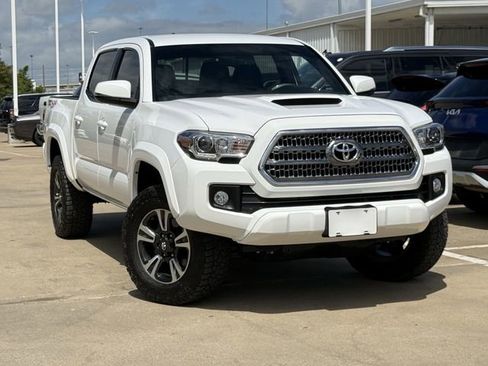 Used 2017 Toyota Tacoma TRD Sport w/ Tow Package (A/T) AWD/4WD image 2