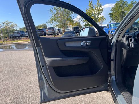 Used 2023 Volvo XC40 B4 Core w/ Convenience Package FWD image 7