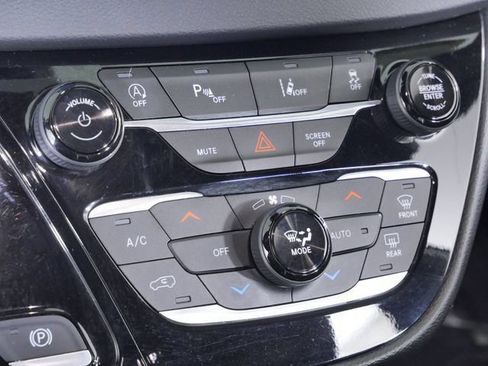 Used 2025 Chrysler Pacifica Select FWD image 30