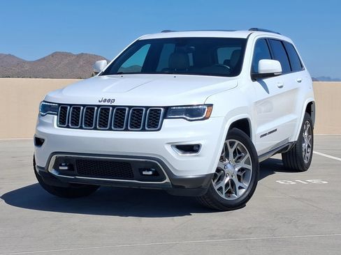 Used 2018 Jeep Grand Cherokee Limited AWD/4WD image 3