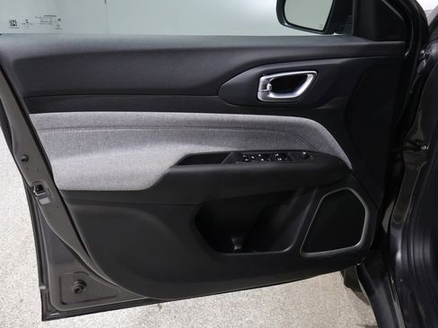 Used 2023 Jeep Compass Latitude image 13