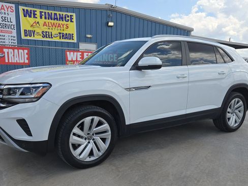 Used 2021 Volkswagen Atlas Cross Sport SE w/ Panoramic Sunroof Package image 2