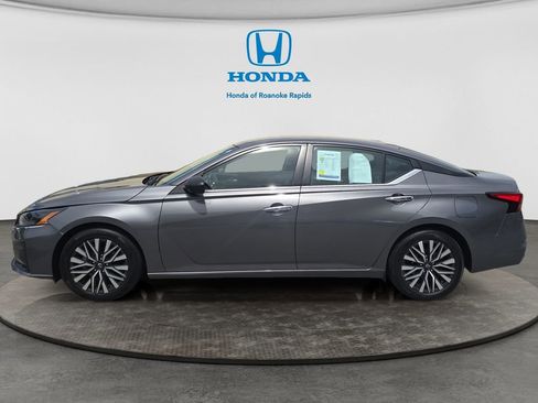 Used 2024 Nissan Altima 2.5 SV FWD image 2