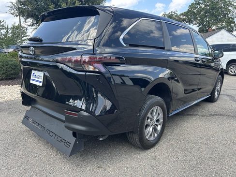 Used 2023 Toyota Sienna XLE FWD image 13