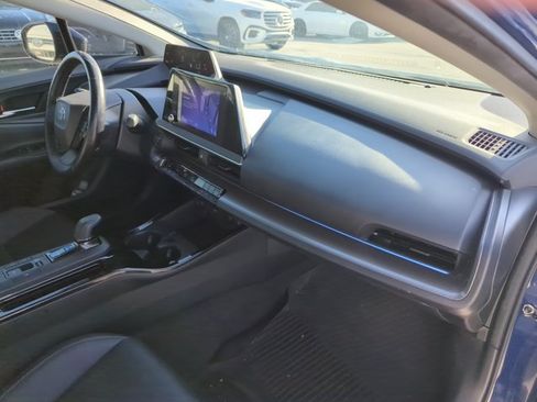 Used 2024 Toyota Prius XLE FWD image 24