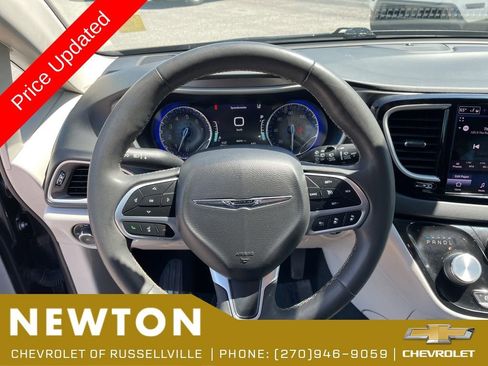 Used 2022 Chrysler Pacifica Touring-L FWD image 12