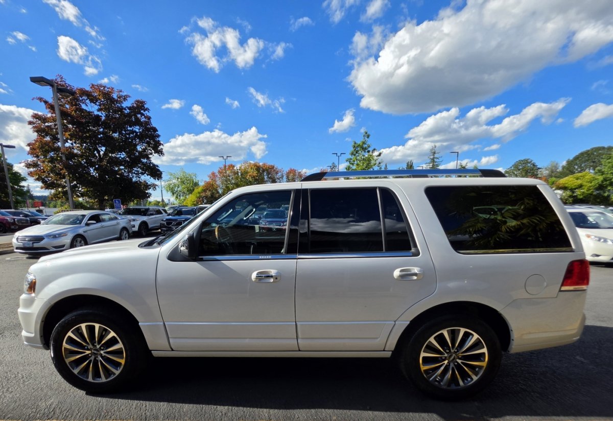 Used 2016 Lincoln Navigator Select RWD image 1