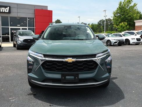 Used 2025 Chevrolet Trax LT FWD image 2