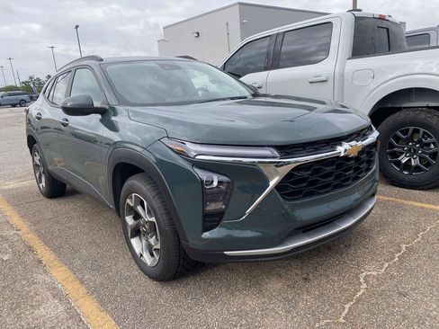 Used 2025 Chevrolet Trax LT FWD image 1