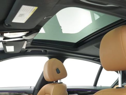 Used 2023 BMW 540i w/ Convenience Package image 32