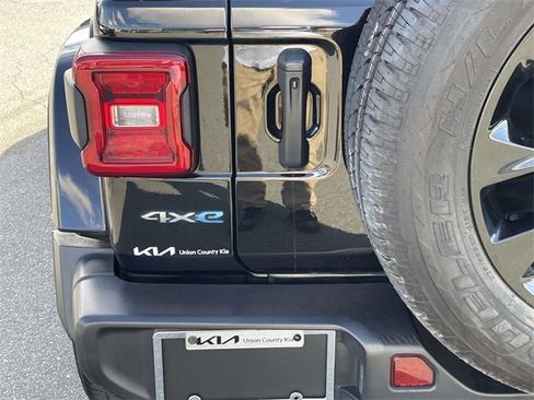 Used 2023 Jeep Wrangler Unlimited Sahara image 14