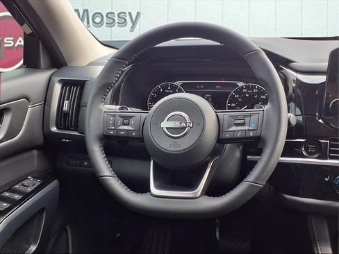 New 2025 Nissan Pathfinder SL image 13