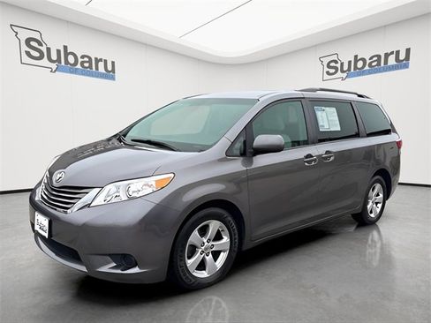 Used 2017 Toyota Sienna LE image 3