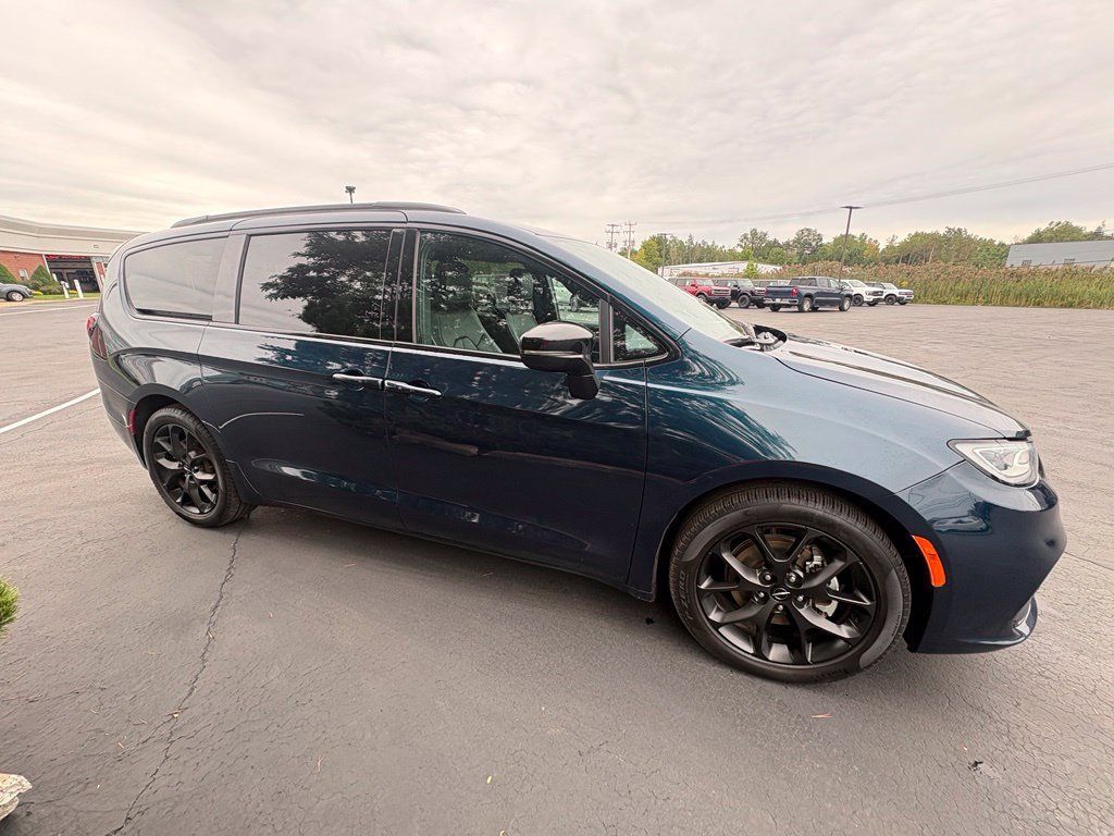 Used 2025 Chrysler Pacifica Limited FWD image 6