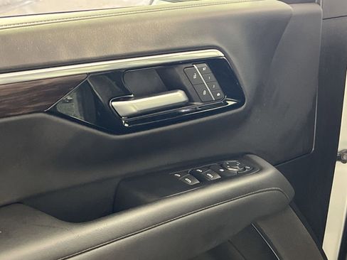 Used 2025 Chevrolet Suburban Z71 image 15