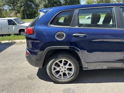 Used 2015 Jeep Cherokee Sport FWD image 8