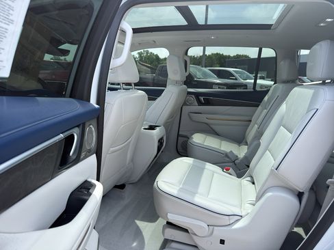 Certified 2025 Buick Enclave Avenir w/ Super Cruise Package FWD image 29