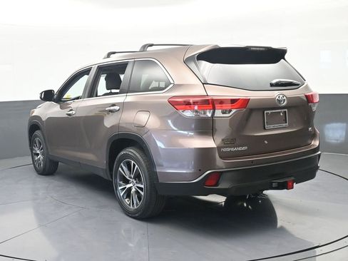 Used 2019 Toyota Highlander LE FWD image 4