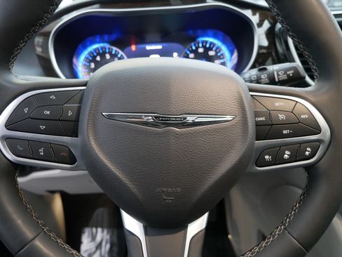 Used 2023 Chrysler Pacifica Limited image 17