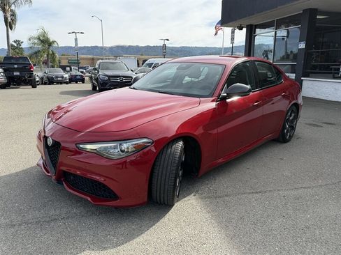 Used 2018 Alfa Romeo Giulia Ti Sport w/ Quick Order Package 22U Sport RWD image 3