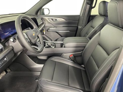 Used 2026 Chevrolet Traverse LT w/ Driver Confidence Package AWD/4WD image 2