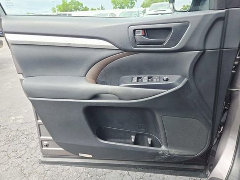 Used 2019 Toyota Highlander LE AWD/4WD image 12