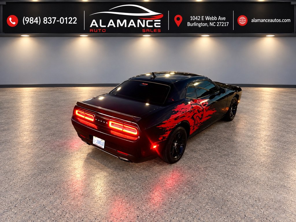 Used 2015 Dodge Challenger SXT RWD image 6