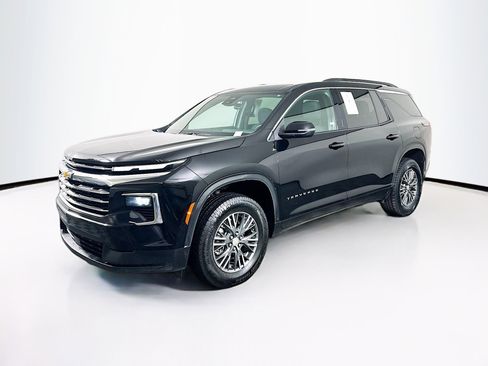 Used 2025 Chevrolet Traverse LT image 3