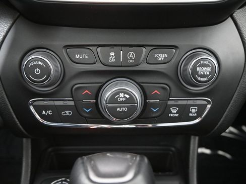 Used 2022 Jeep Cherokee Limited image 30