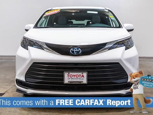Certified 2025 Toyota Sienna LE FWD image 2