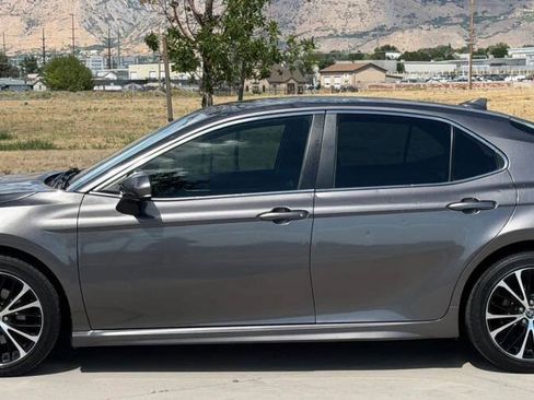 Used 2020 Toyota Camry SE FWD image 4