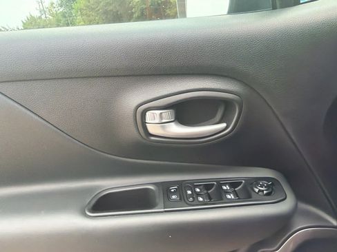 Used 2023 Jeep Renegade Latitude AWD/4WD image 18