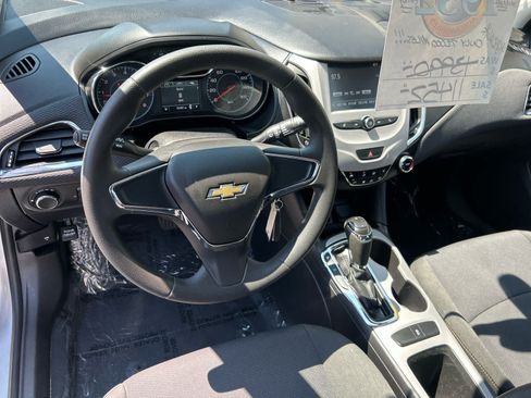 Used 2017 Chevrolet Cruze LS FWD image 13